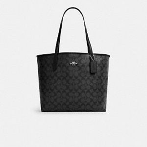 City Tote In Signature Canvas Signature 

*COACH LOGO NEEDS TO BE REPAIRED*
